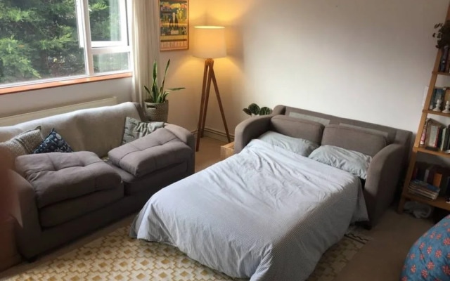 Spacious North London Flat With Balcony