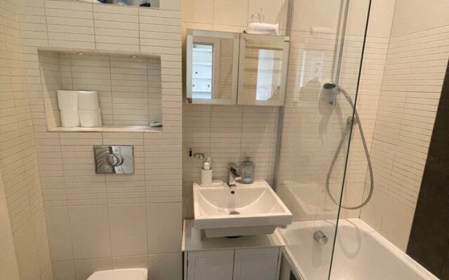 Stylish 1BD Flat With Private Terrace - Kilburn