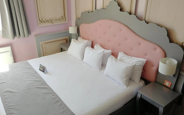 Explorers Hotel