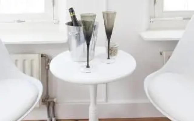 Jordaan Suite bed and bubbles