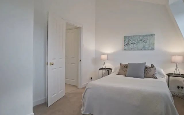 Lovely 5-bed House in London