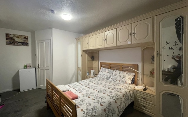 Heathrow Garden Lodge [Free Parking • Netflix • Prime • Coffee • WiFi]