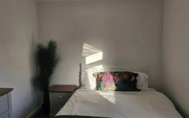 3-bed House in Newcastle Under Lyme, Free Parking