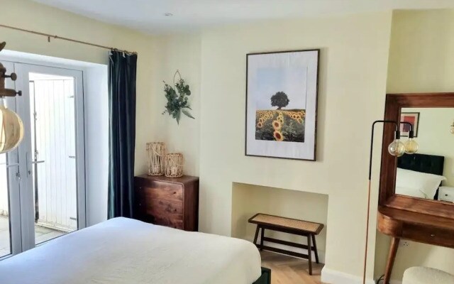 Spacious & Renovated 1-bed Garden Flat in London
