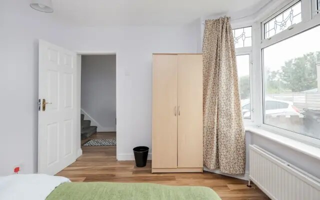 Dagenham Dream House - 4 Bedrooms