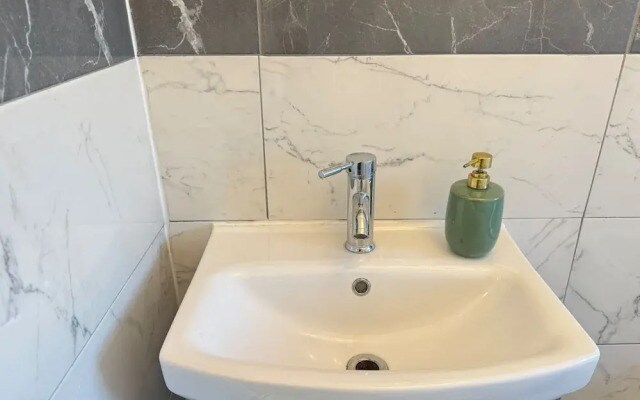 Sheffield - House - Sleeps 5 - Parking - Garden