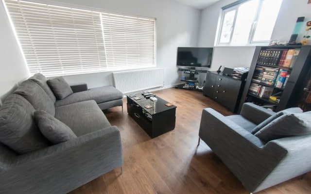 Bright & Spacious Garden Flat for 4 in London