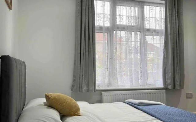 Inviting 2-bed Apartment in Ilford