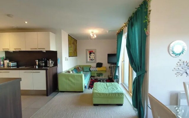 1 Bed Flat - Sleeps 5 - Pets - Garden - Parking