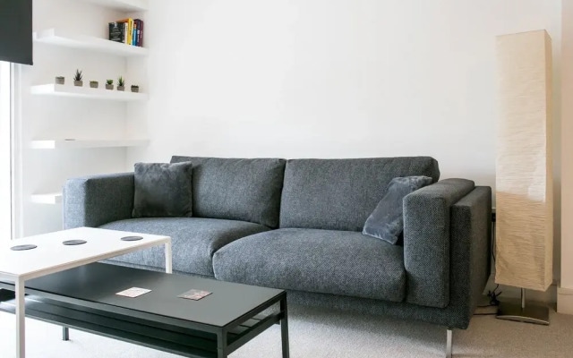 Modern Home by River Thames W/aircon, 4 Guests