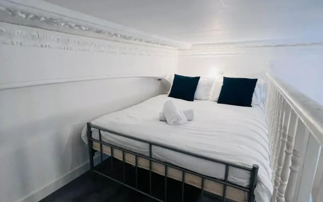 F101-First Floor Flat Fits 3 Near Hyde Park