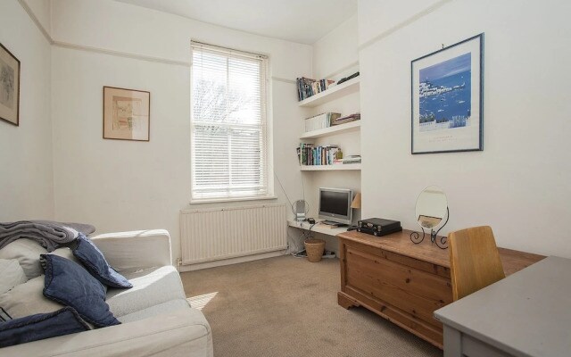Bright 1 Bedroom Flat in Oval