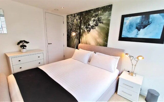SidemerseyLivingscouk 2BR 2BA Luxury APT in L2 w Parking