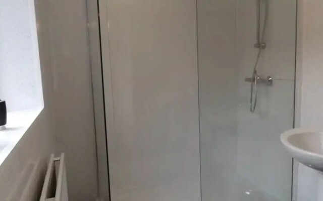 Room in Guest Room - Bright Double Room in Stoke