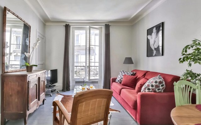 836 - Eiffel Tower View - Parisian apartment