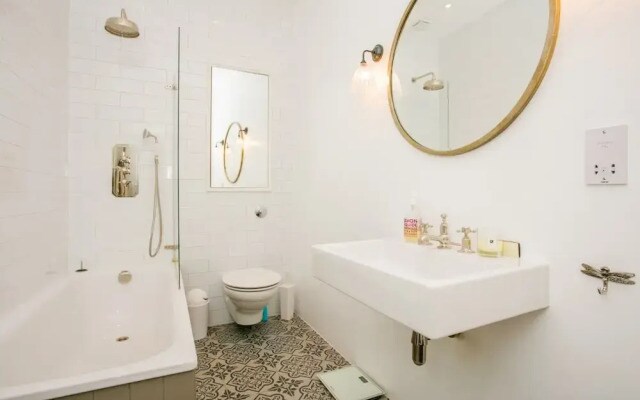 2 Bedroom Period Apartment Next To Clapham Common