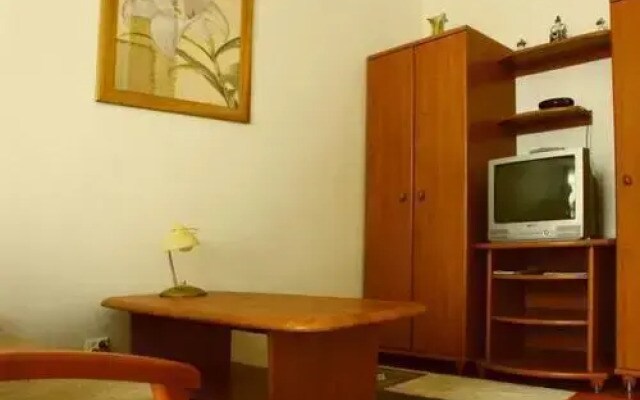 Nil-Pol Apartments