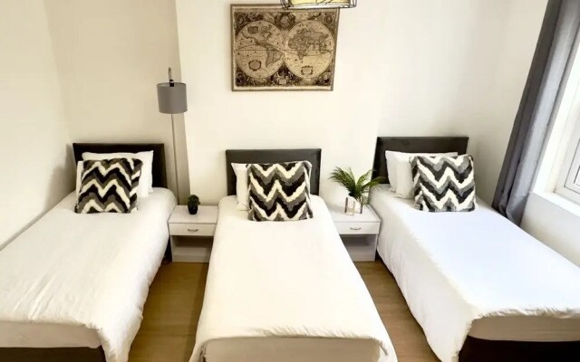 Beautiful 3-bed Apartment With Driveway Parking