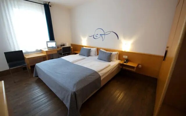 The 4 You Hostel & Hotel