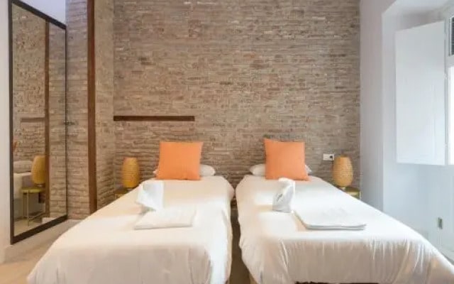 Te1A-El Teatro Brick Wall Suite Prime Location