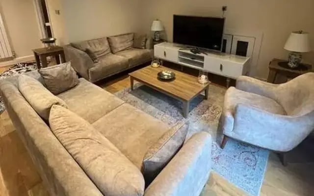 3-bed Central Apartment - Sleeps 8 & Free Parking