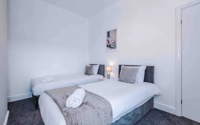 Comfy Four Bedroom House with parking