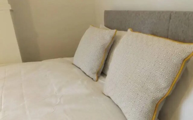 Room in Guest Room - Bright Double Room in Stoke