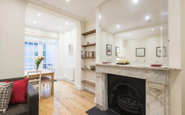 Large 2 Bedroom Flat in Victoria - Zone 1