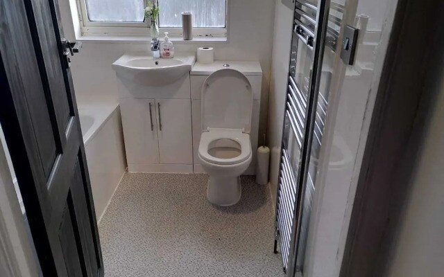 Remarkable 3-bed House in Hounslow
