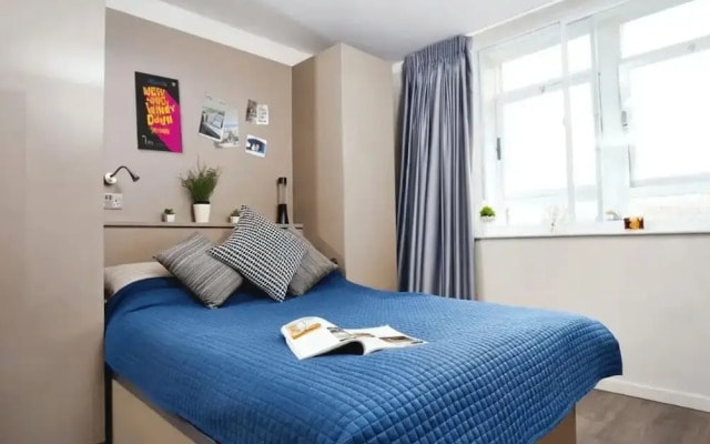 Student Only Vita Crosshall Street