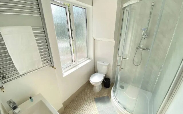 Cozy Croydon Apartment With Central Heating & Free Parking