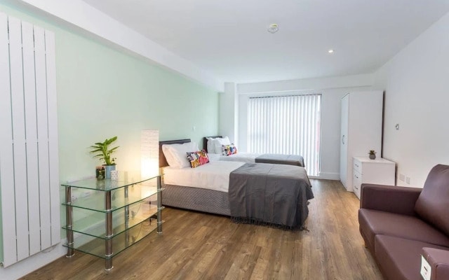 Comfortable studio apartment in central Oldham