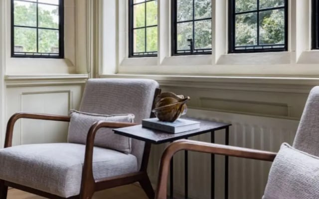 The Woking Wonder - Captivating 3BDR Flat with Parking