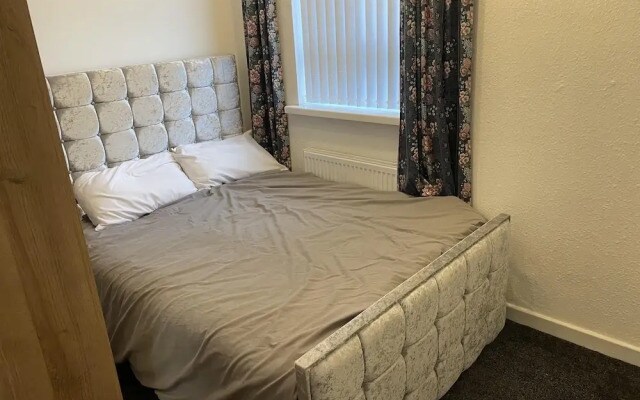 3 Bed House - Sleeps 5 - Parking - Wifi