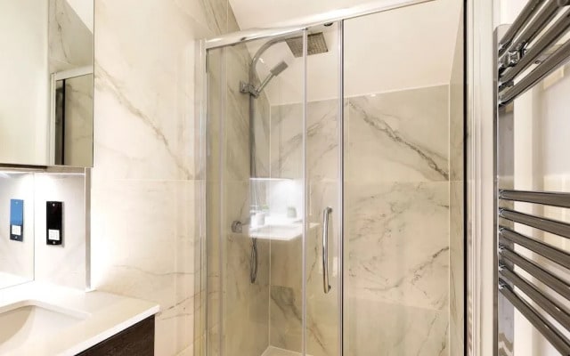 Elegant 2 Bed Flat with Balcony in Finchley