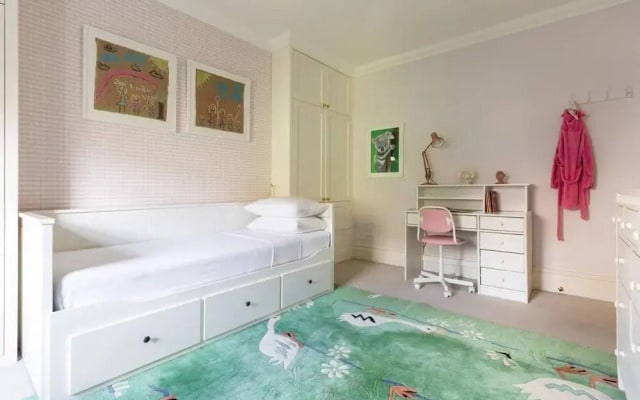 Warwick Gardens II by Onefinestay