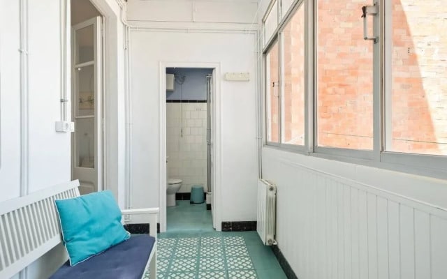 3 Bedroom Apt W/balcony 4 min to Tube