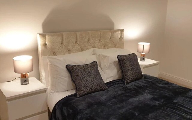 Royal Oak Apartment in Manchester Central Location