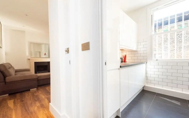 Trendy Paddington Flat SS1