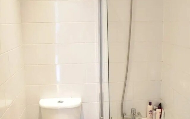 Contemporary 2BD Flat 4 Mins to Finsbury Park!