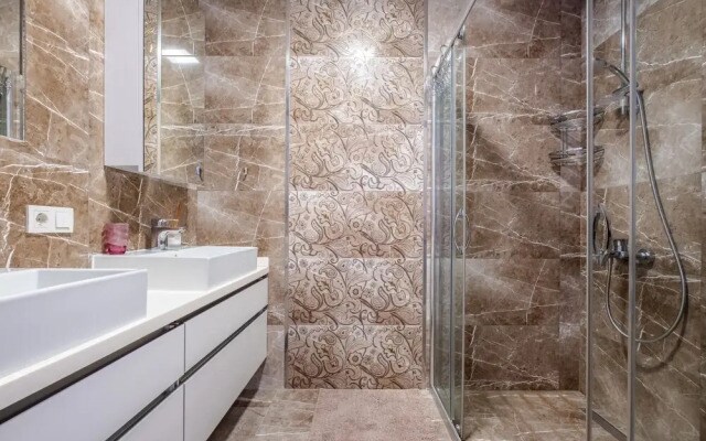 Amazing Residence Flat Near Trump Mall