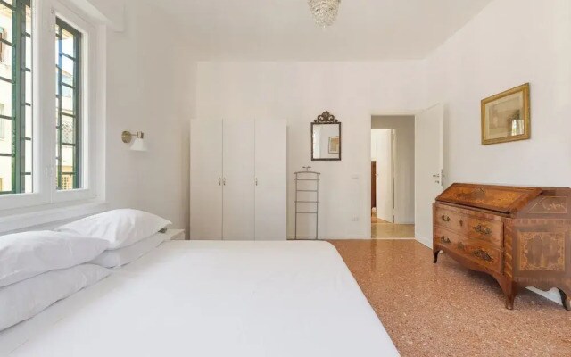 Bright And Spacious Family Apartment In Parioli