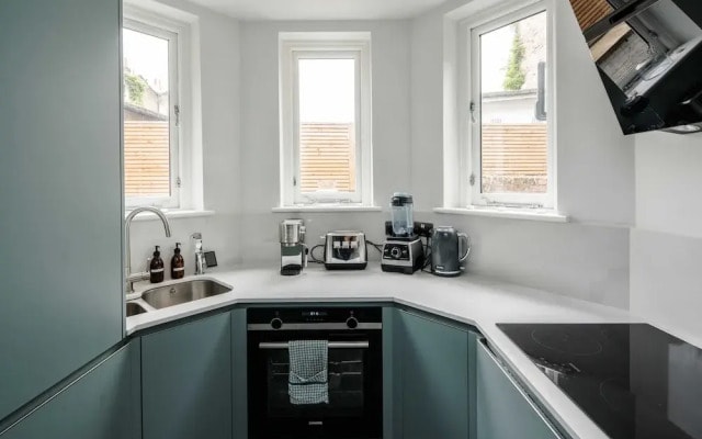 Stylish 2 Bedroom / 2 Bath In Notting Hill