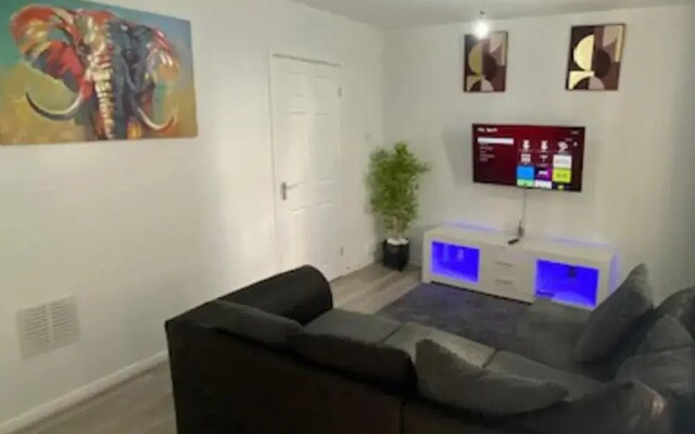 2 Bed - Sleeps 4 - With Parking