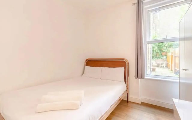 Spacious 2 Bedroom in Gorgeous Camberwell With Garden