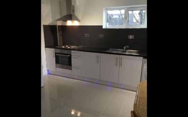 Small Modern Comfortable 2 Bedroom Apartment - Cmyr