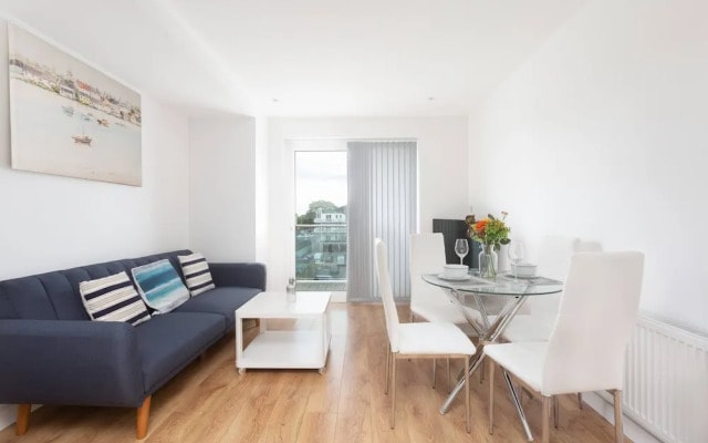 Skyvillion - Tower Point Enfield 1bed With Balcony