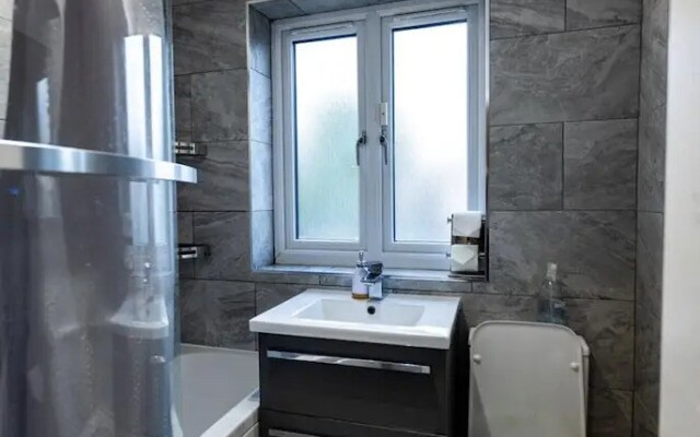 3 Bed House - Sleeps 6 With Free Parking
