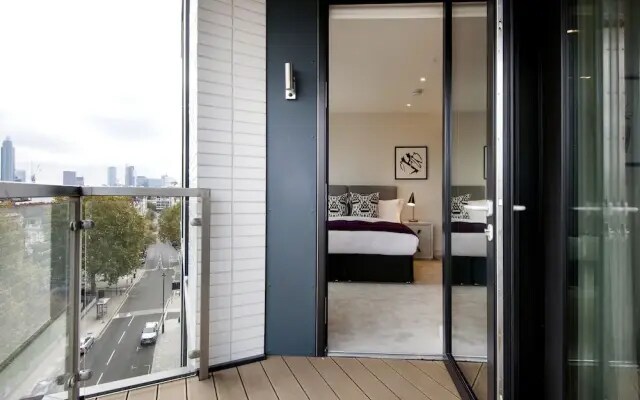 Contemporary Victoria Home by the River Thames