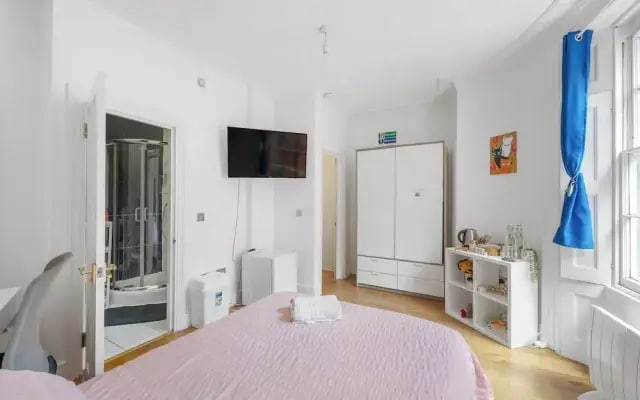 Apartment Sleeps 6 With Ensuite Baths